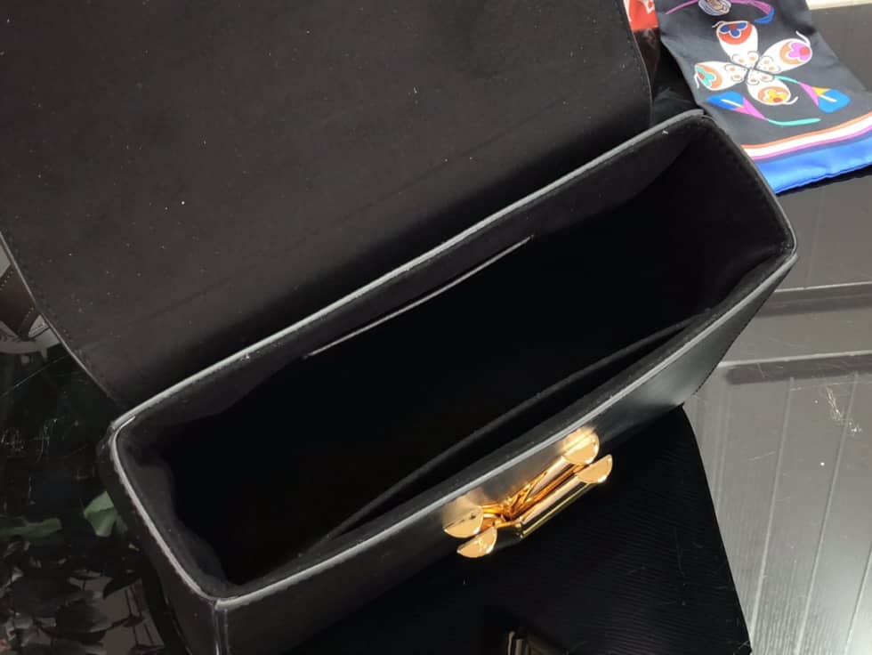 L0vis Vvtt0n Twist MM Epi Grained Leather Black M59402 Replica Crossbody Bag