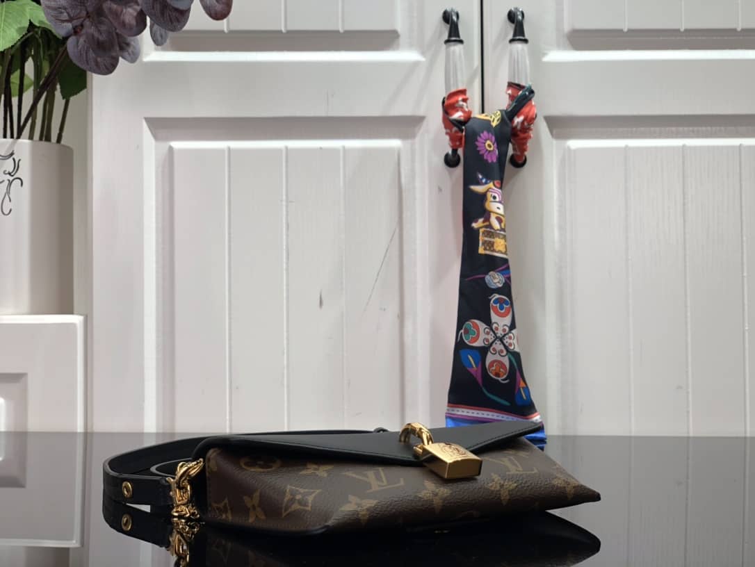 L0vis Vvtt0n Padlock On Strap Monogram Replica Shoulder Bag Black M80559