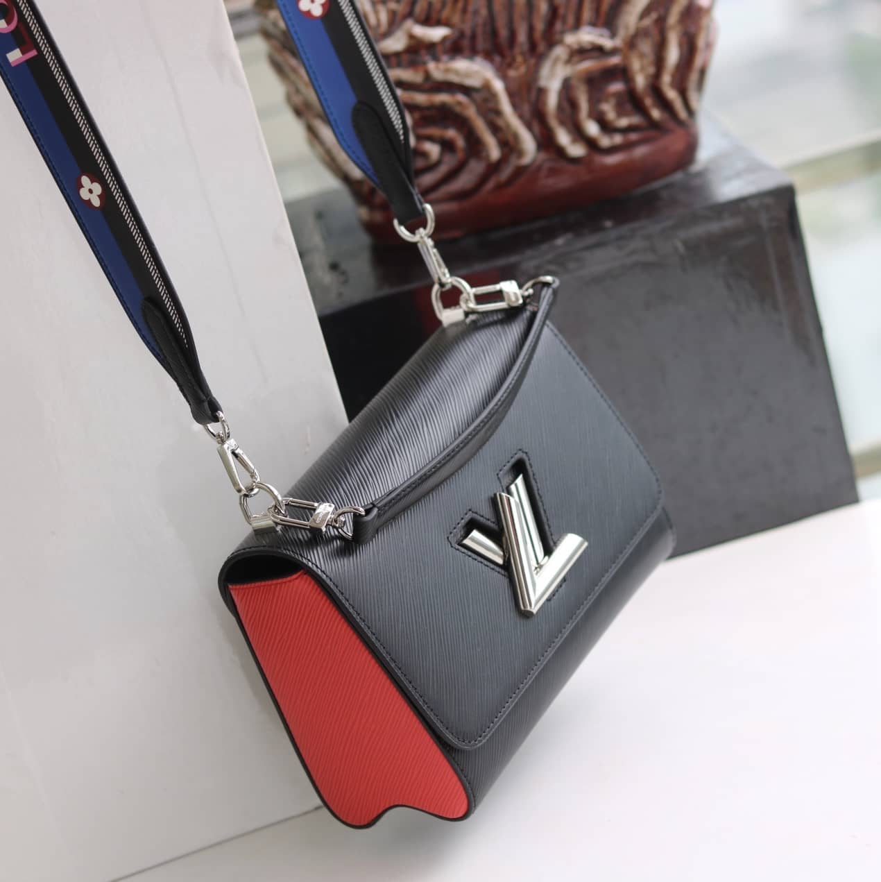 L0vis Vvtt0n Textured Epi Leather Twist Series Bag Black