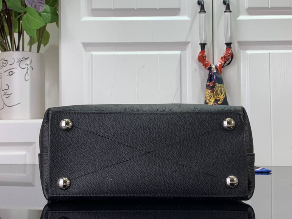 L0vis Vvtt0n Why Knot PM Mahina Leather M20701 Replica Hobo