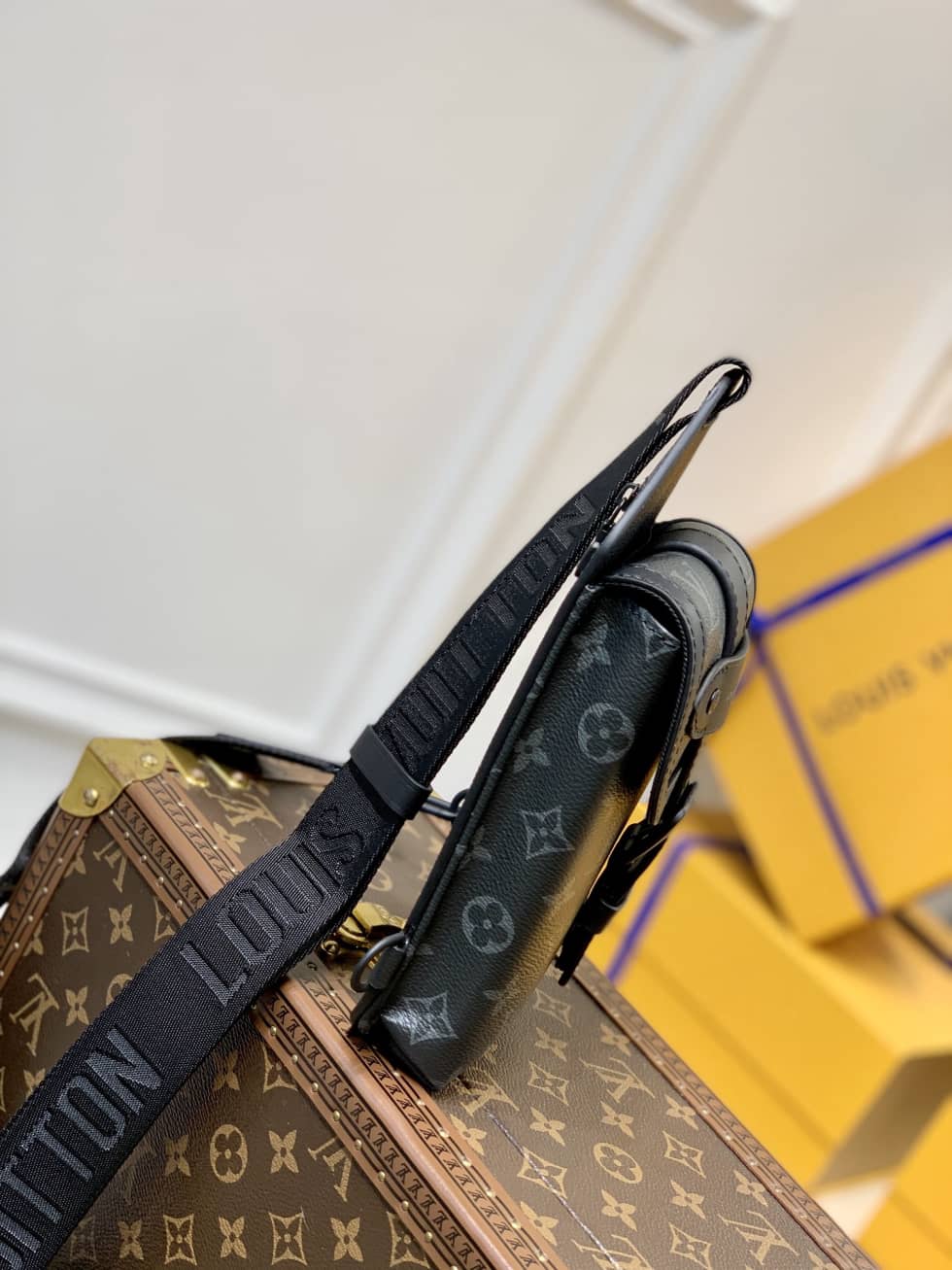 L0vis Vvtt0n Saumur Slingbag Monogram Eclipse M45912 Replica Shoulder Bag