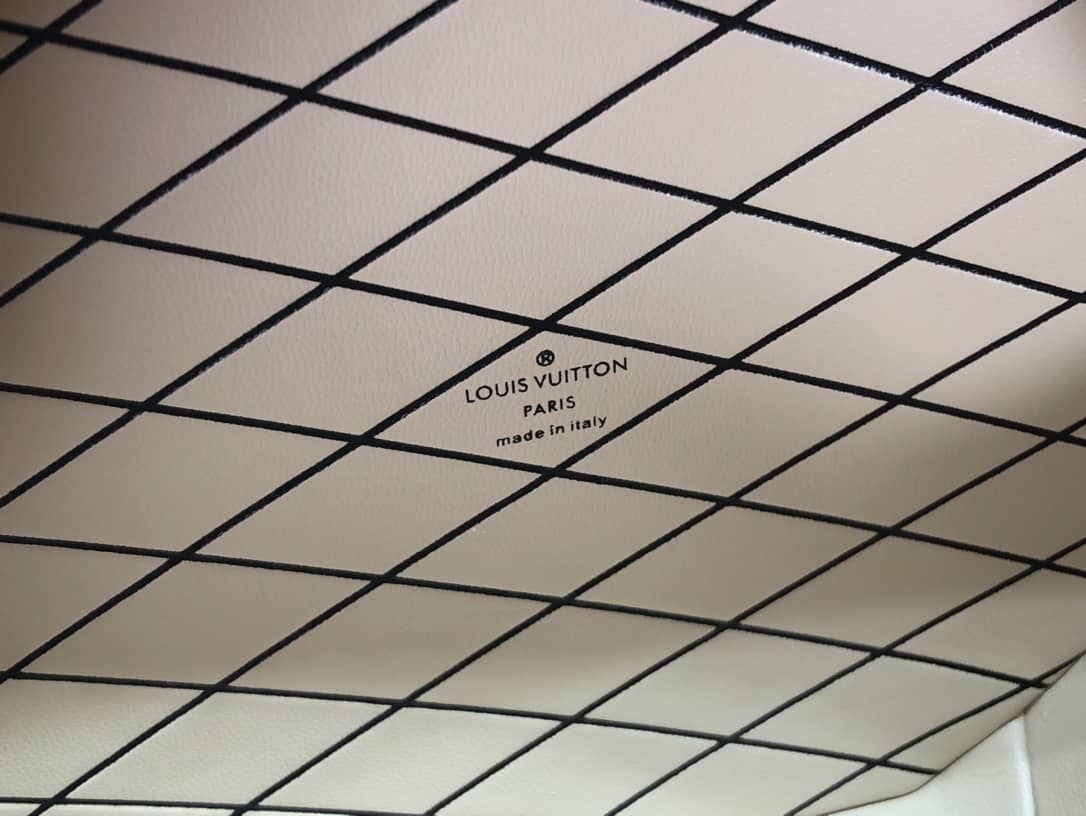 L0vis Vvtt0n Petite Boite Chapeau Crocodilien Brillant Replica Bag Pink N93597