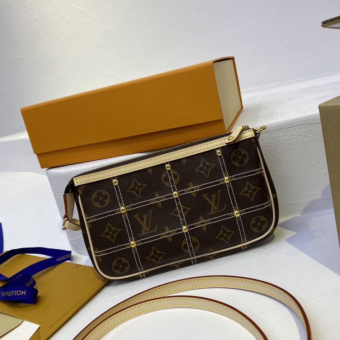 L0vis Vvtt0n Pochette Dupe Monogram Riveting Accessories M51980 Brown