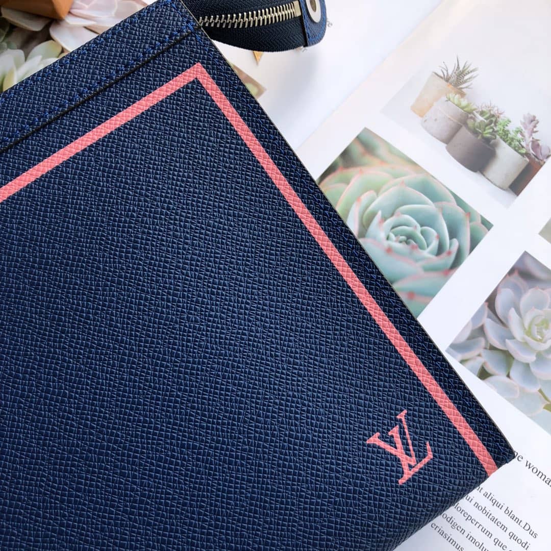 L0vis Vvtt0n Taiga Leather Pochette Voyage MM Replica M30577