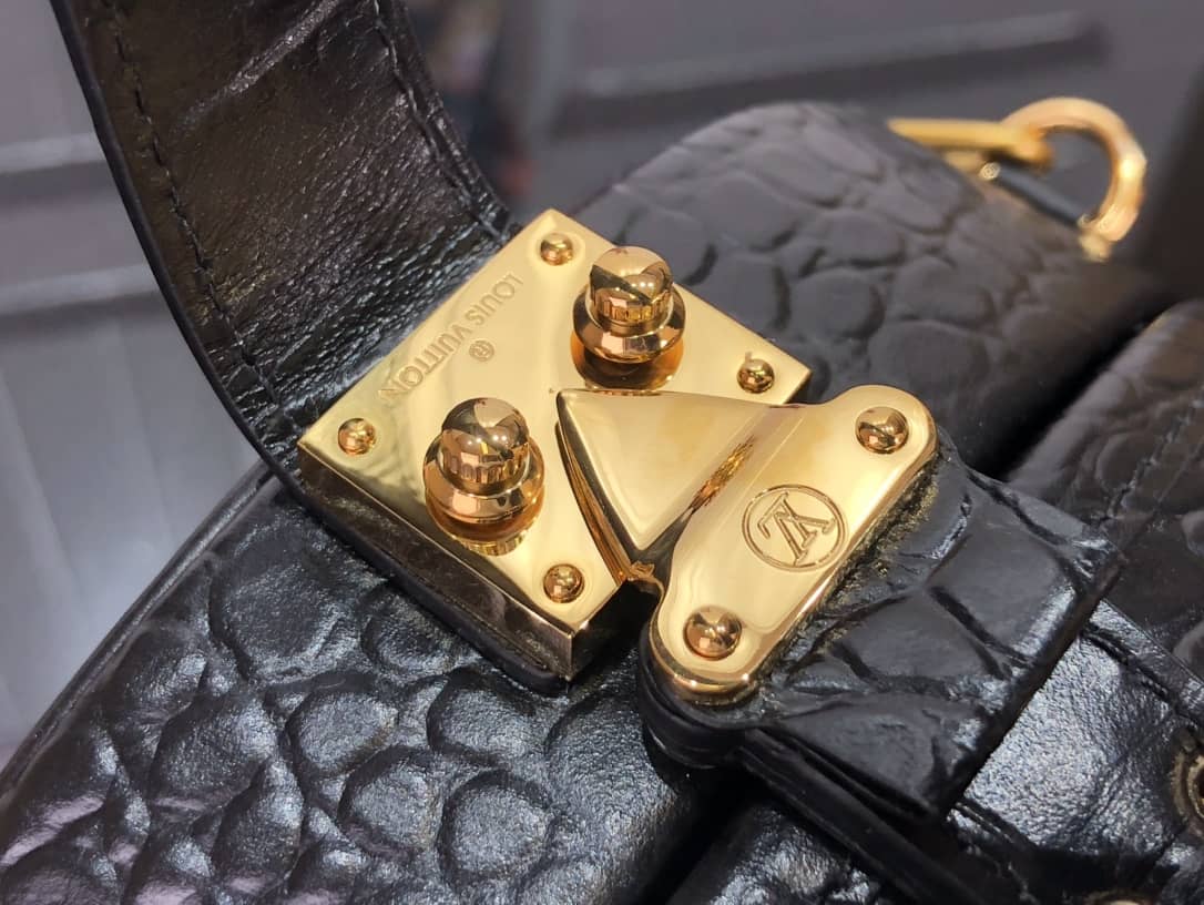 Best Replica L0vis Vvtt0n Petite Boite Chapeau Crocodilien Brillant Replica Bag Black N93597(ColaReps)
