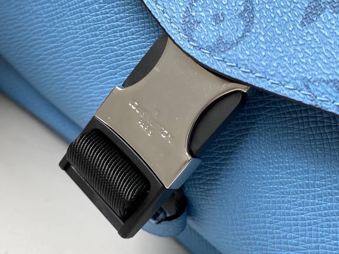 L0vis Vvtt0n Monogram Flap Leather Small Messenger Bag Replica Blue M30745