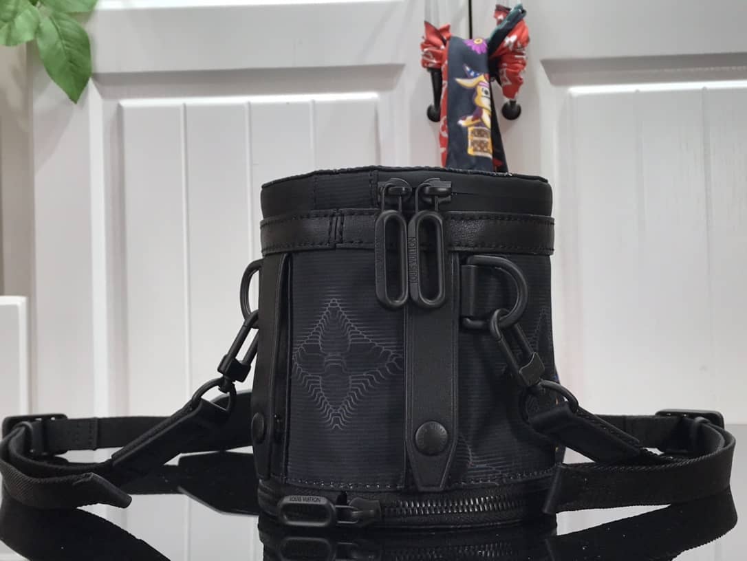 L0vis Vvtt0n 2054 Expandable Polochon Replica Bucket Bag M45604