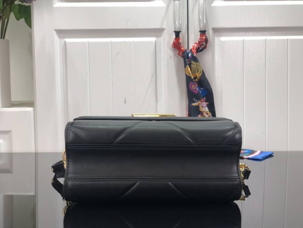 L0vis Vvtt0n Twist MM Leather M59029 Replica Crossbody Bag