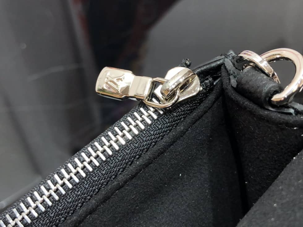 L0vis Vvtt0n Pochette Lock Me Chain M63980 Replica Crossbody Bag