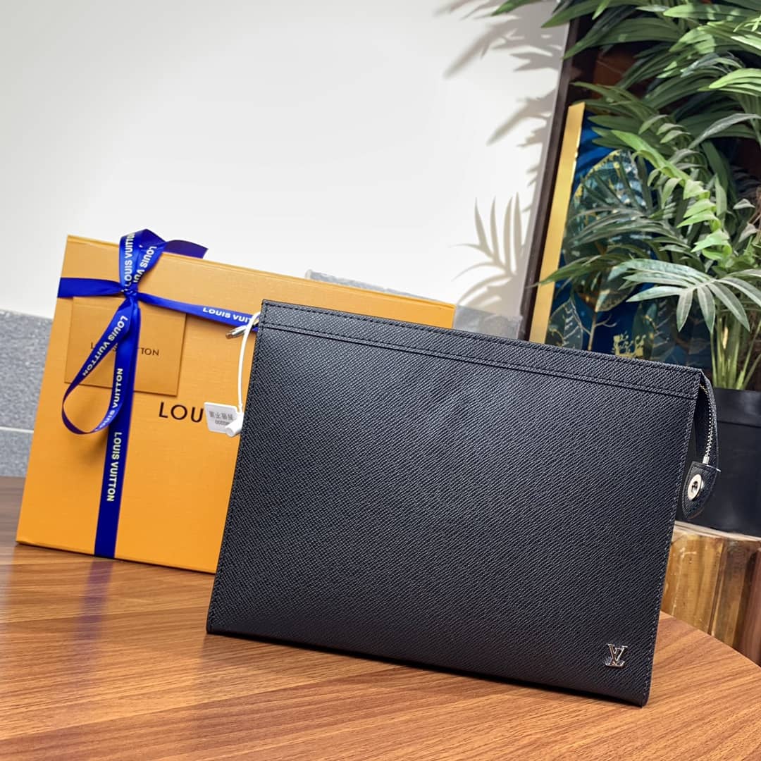 L0vis Vvtt0n Pochette Voyage Taiga Leather Replica Bag M30450