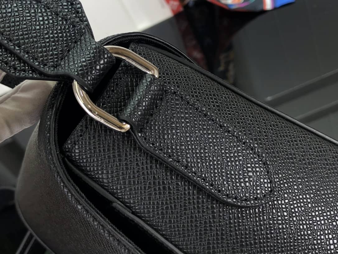 L0vis Vvtt0n New Flap Taiga Cowhide Leather Replica Messenger Bag M30807