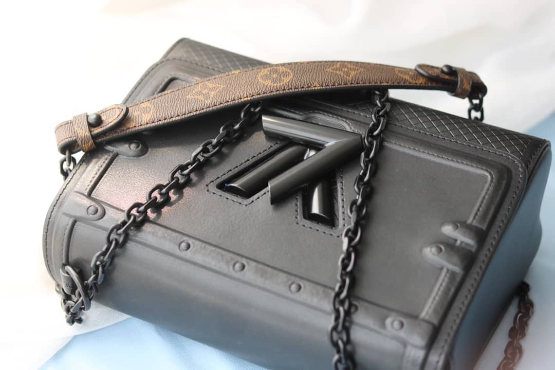 L0vis Vvtt0n Twist Epi Handbag Replica Black M50320