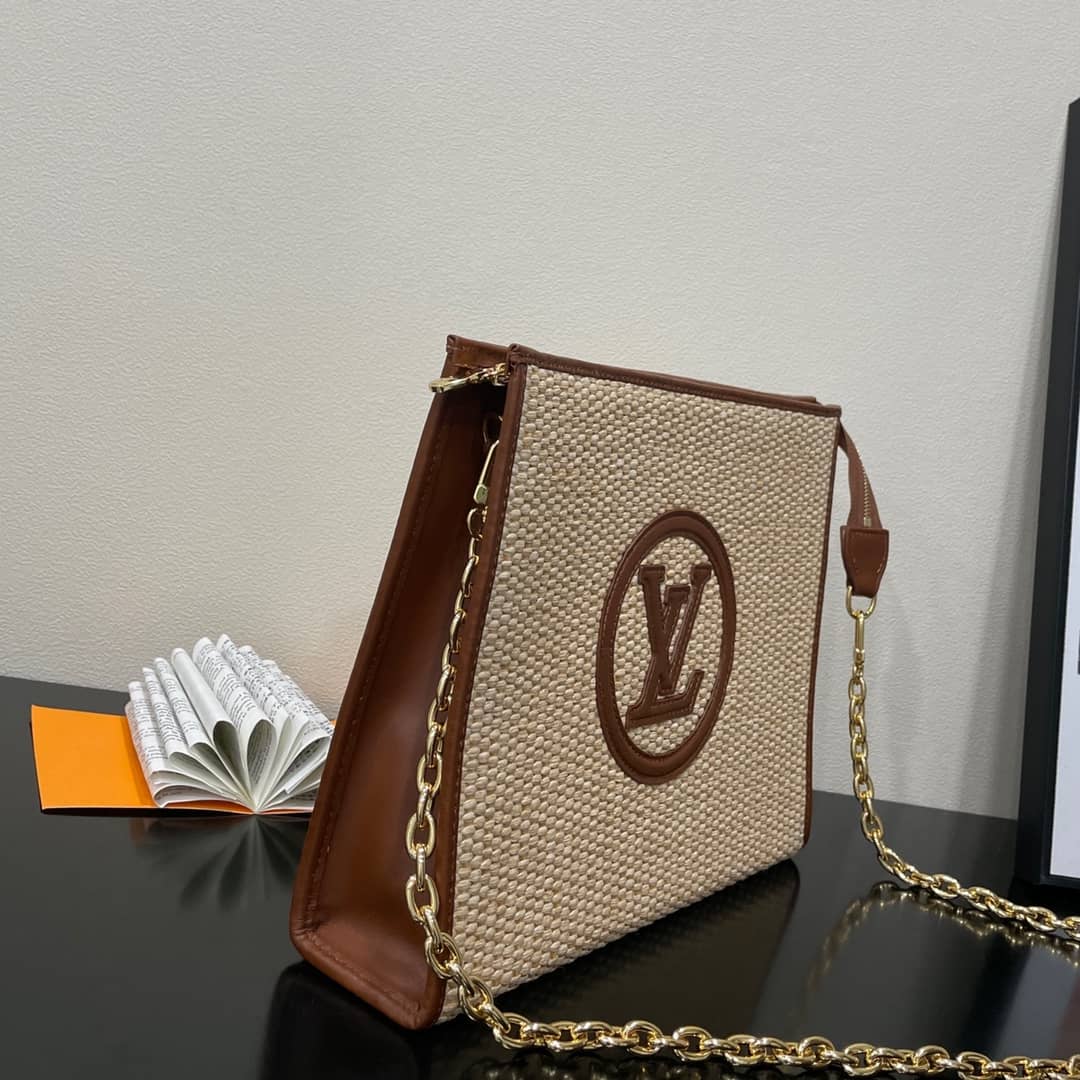 L0vis Vvtt0n Toiletry Pouch on Chain Circle Logo M81366 Replica