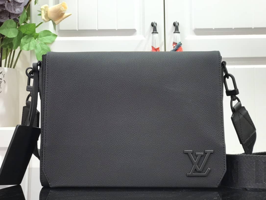L0vis Vvtt0n Leather Replica Messenger Crossbody Bag M57080