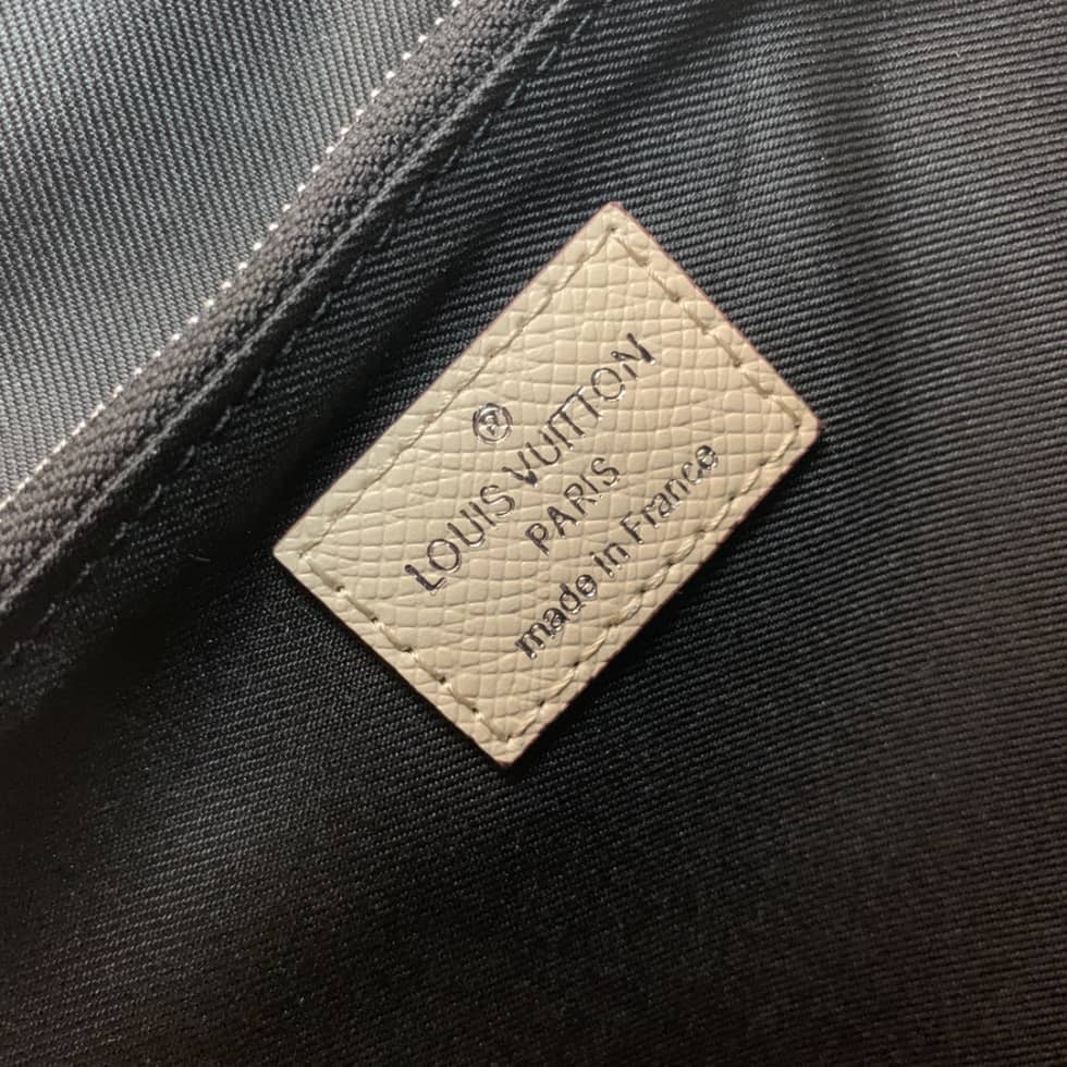 L0vis Vvtt0n New Flap Taiga Noir M30807 Replica Messenger Bag