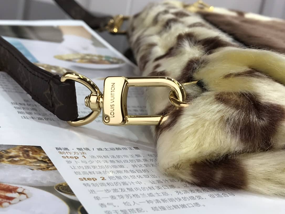 L0vis Vvtt0n In The Winter Muff Replica Bag M76094