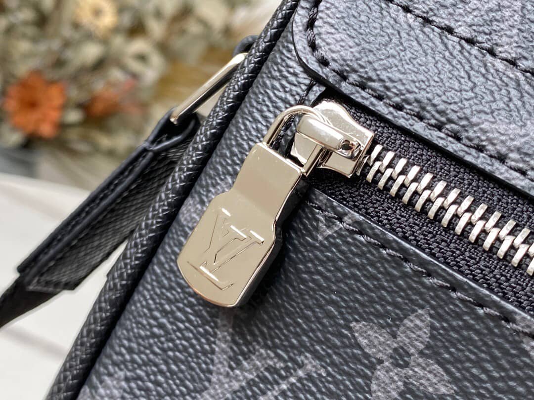 L0vis Vvtt0n Monogram Flap Leather Small Messenger Bag Replica Black M30746