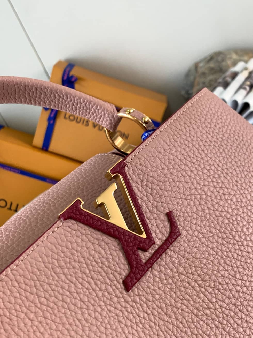 L0vis Vvtt0n Capucines MM Beige And Wine red M58610 Replica Crossbody Bag