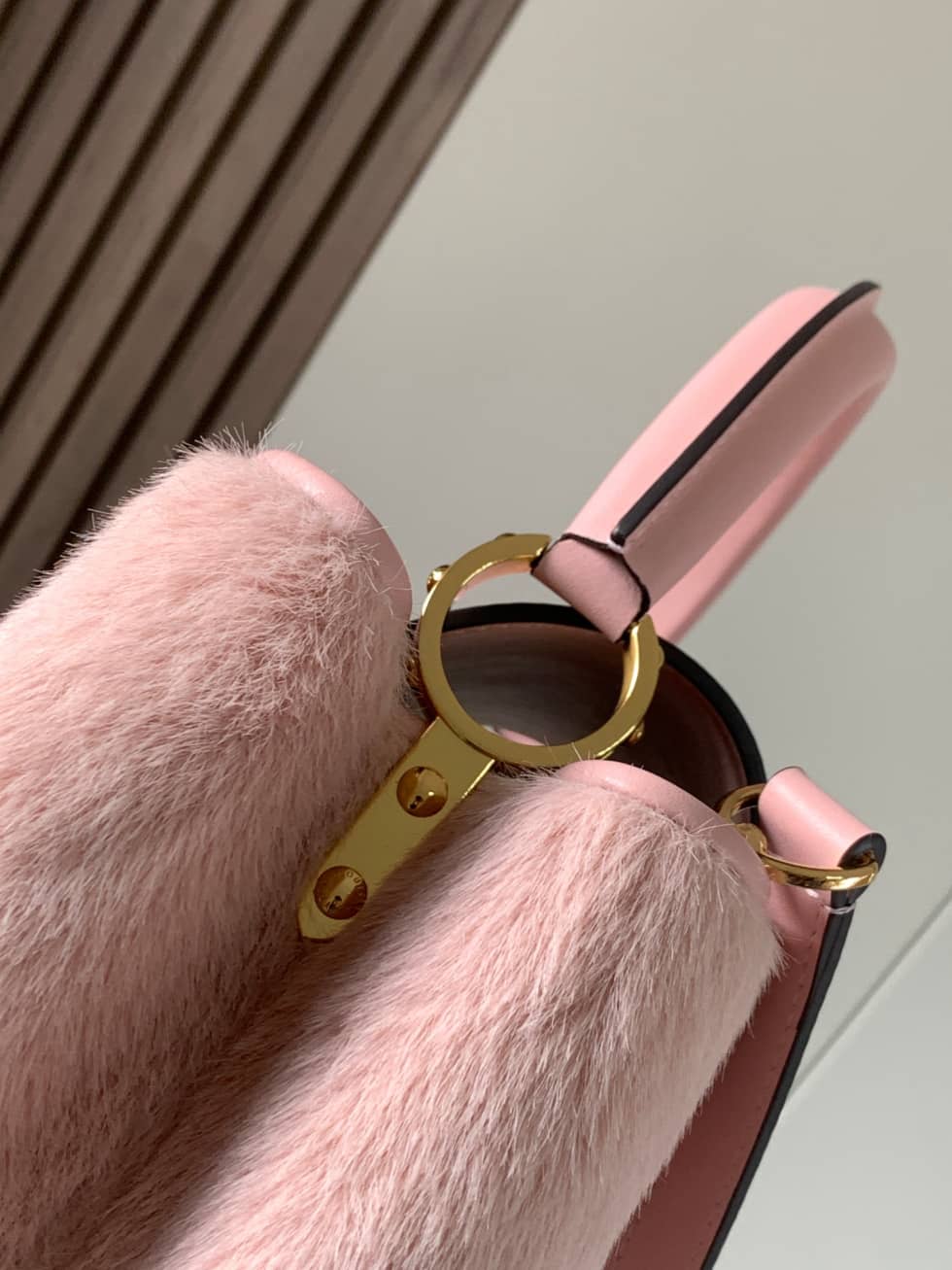 L0vis Vvtt0n Capucines MM 2way Hand Pink M42258 Replica Crossbody Bag