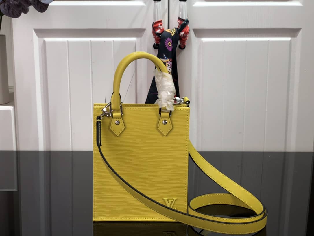 L0vis Vvtt0n Petit Sac Plat Flat Shoulder Bag Replica Yellow M80169