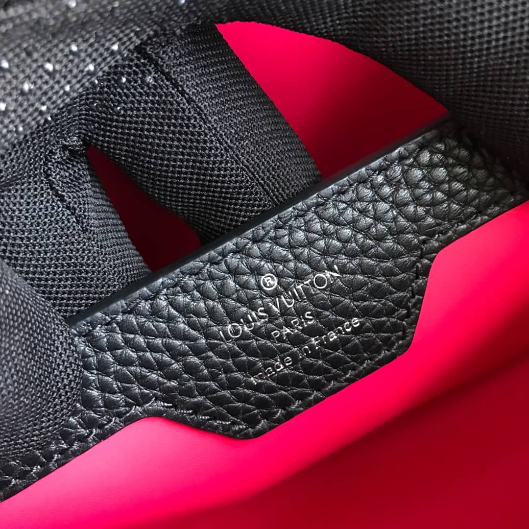 L0vis Vvtt0n Capucines PM Taurillon Leather Tote Replica Black M42242