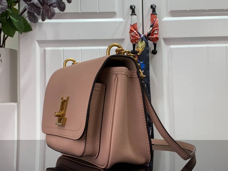 L0vis Vvtt0n Lockme Chain PM Replica Handbag Pink M57073