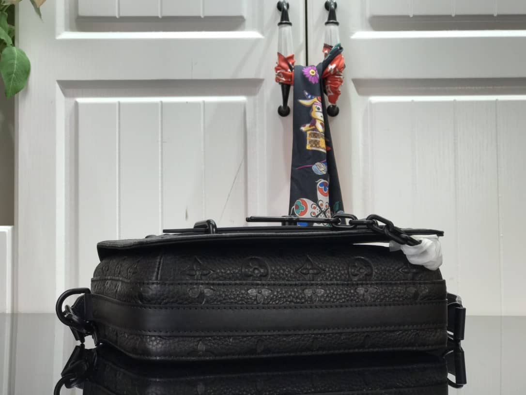 L0vis Vvtt0n Steamer Taurillon Monogram Messenger Bag Replica M57307