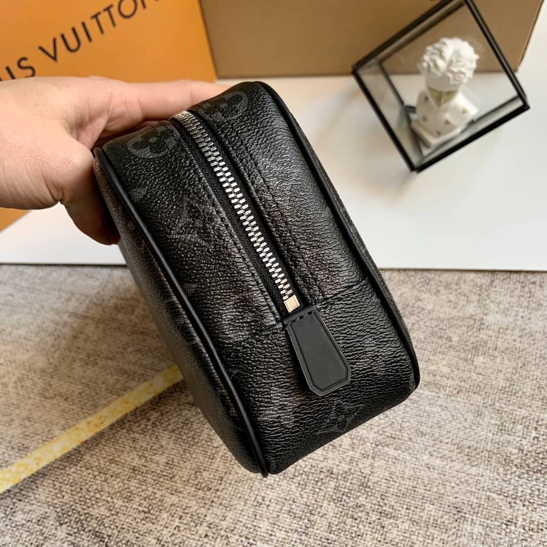 L0vis Vvtt0n GM Monogram Eclipse Toiletry Bag Replica M43383