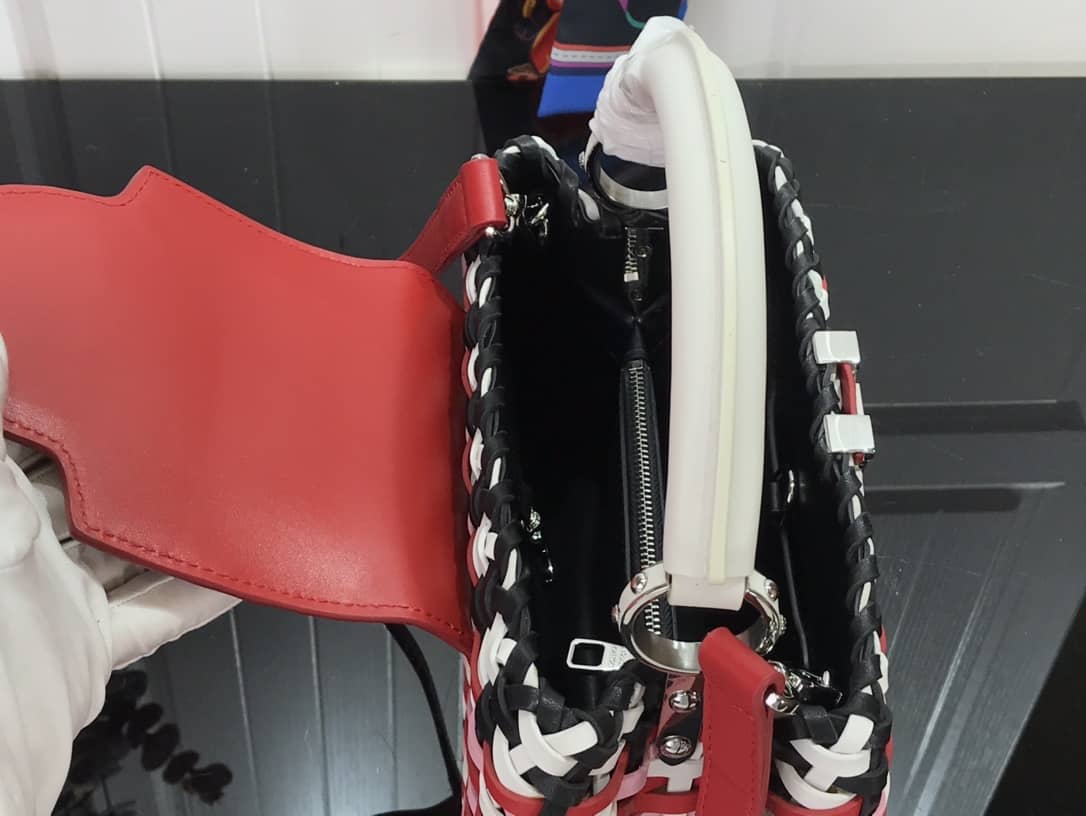 L0vis Vvtt0n Capucines Taurillon Hand Shoulder Bag Replica Red M94519