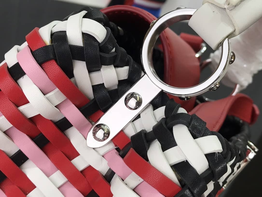 L0vis Vvtt0n Capucines Taurillon Hand Shoulder Bag Replica Red M94519