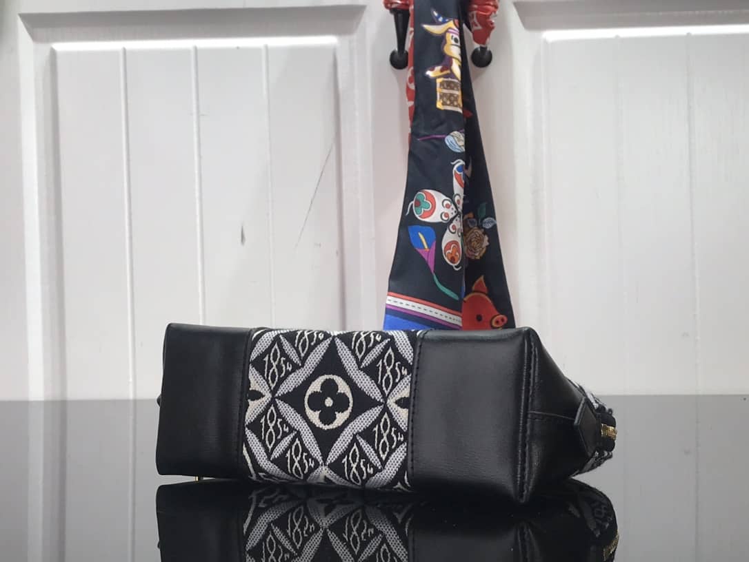 L0vis Vvtt0n Monogram Cosmetic Bag Replica Black M69991