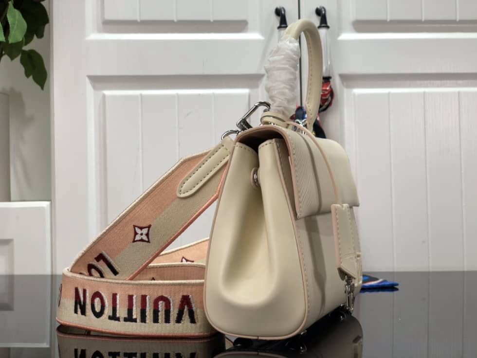 L0vis Vvtt0n Cluny Mini Epi Leather M58928 Replica Shoulder Bag