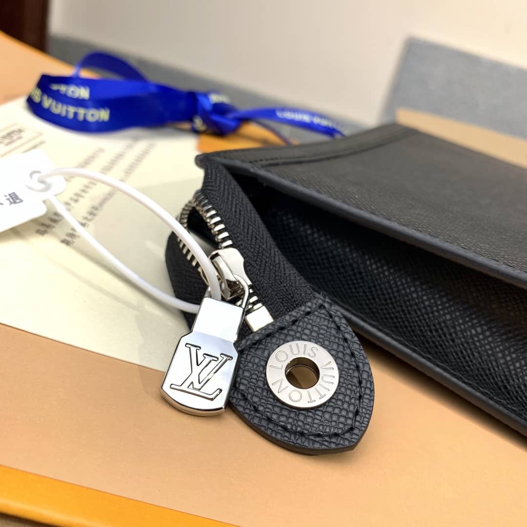 L0vis Vvtt0n Pochette Voyage Taiga Leather Replica Bag M30450