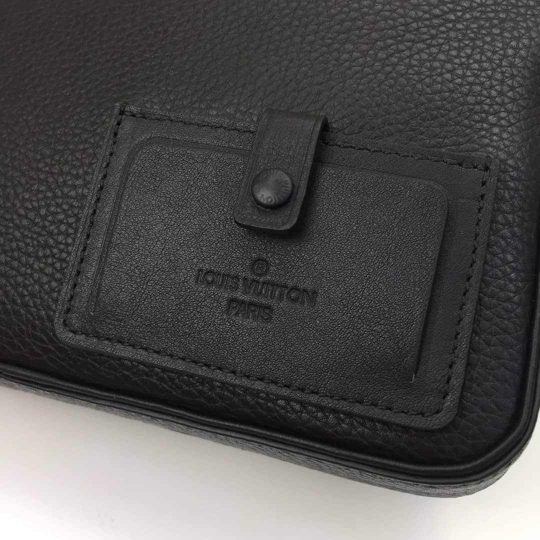 L0vis Vvtt0n Alpha Taurillon Leather Messenger Bag Replica M52767