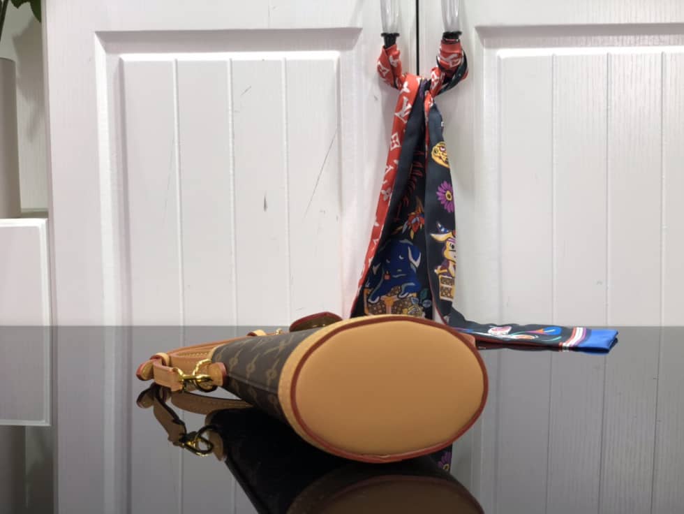 L0vis Vvtt0n Fold Me Pouch Monogram Brown M80874 Replica Bucket Bag