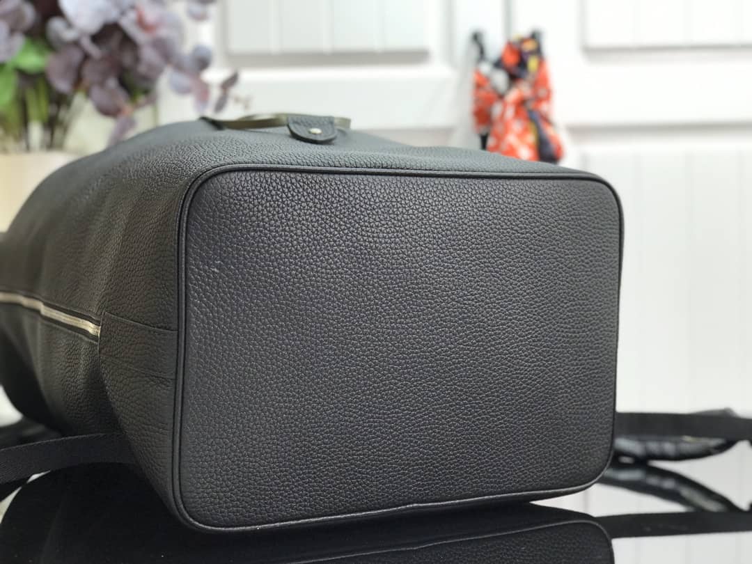 L0vis Vvtt0n Noe Replica Backpack Black Taurillon Leather M55171