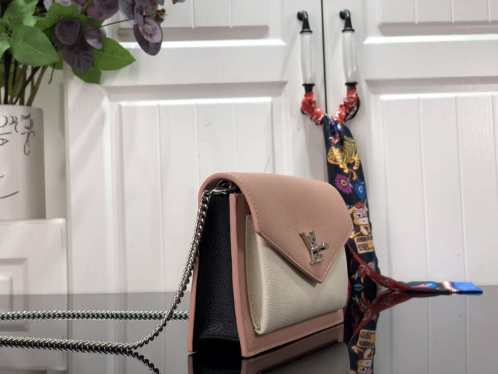 L0vis Vvtt0n Pochette Lock Me Chain M63980 Replica Crossbody Bag