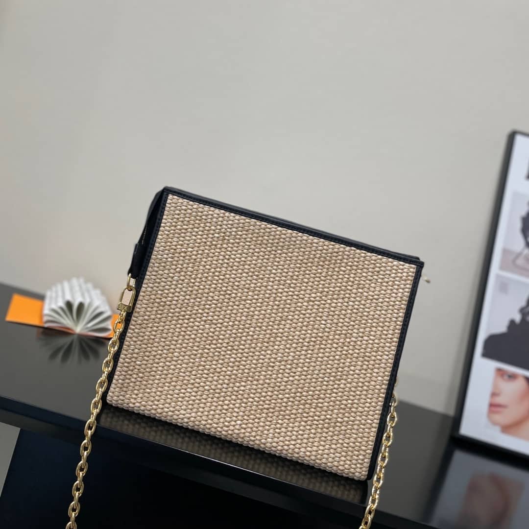 L0vis Vvtt0n Toiletry Pouch on Chain Circle Logo M81366 Replica