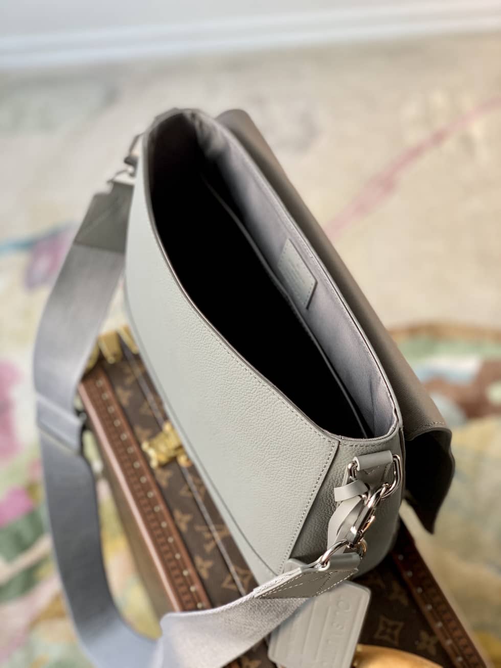 L0vis Vvtt0n Aerogram Calfskin Gery M59327 Replica Messenger Bag