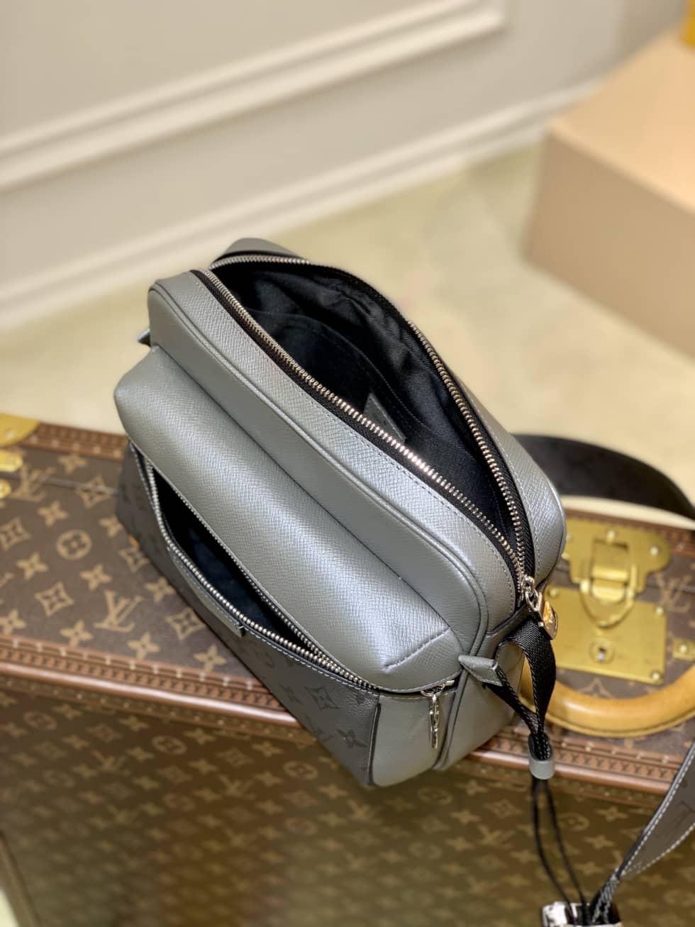 L0vis Vvtt0n Outdoor Thai Garama Silver M30830 Replica Messenger Bag