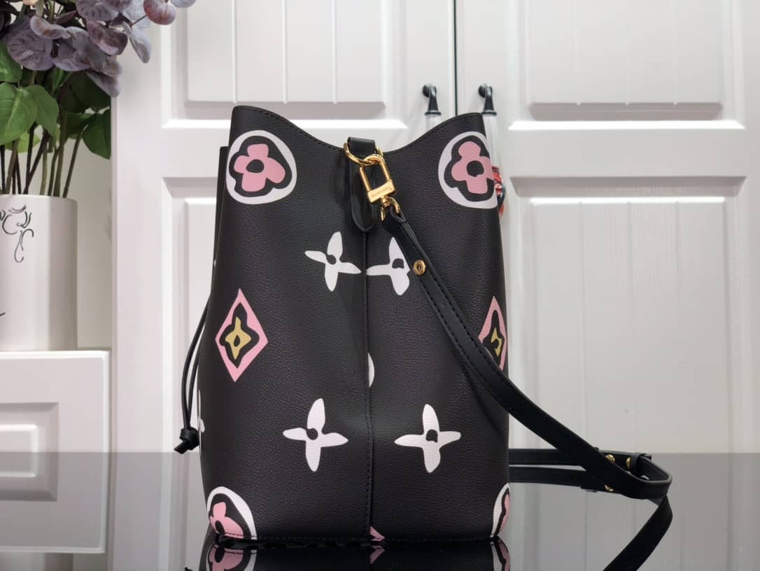 L0vis Vvtt0n Neo Noe Monogram Giant PVC Canvas Replica Shoulder Bag M45821