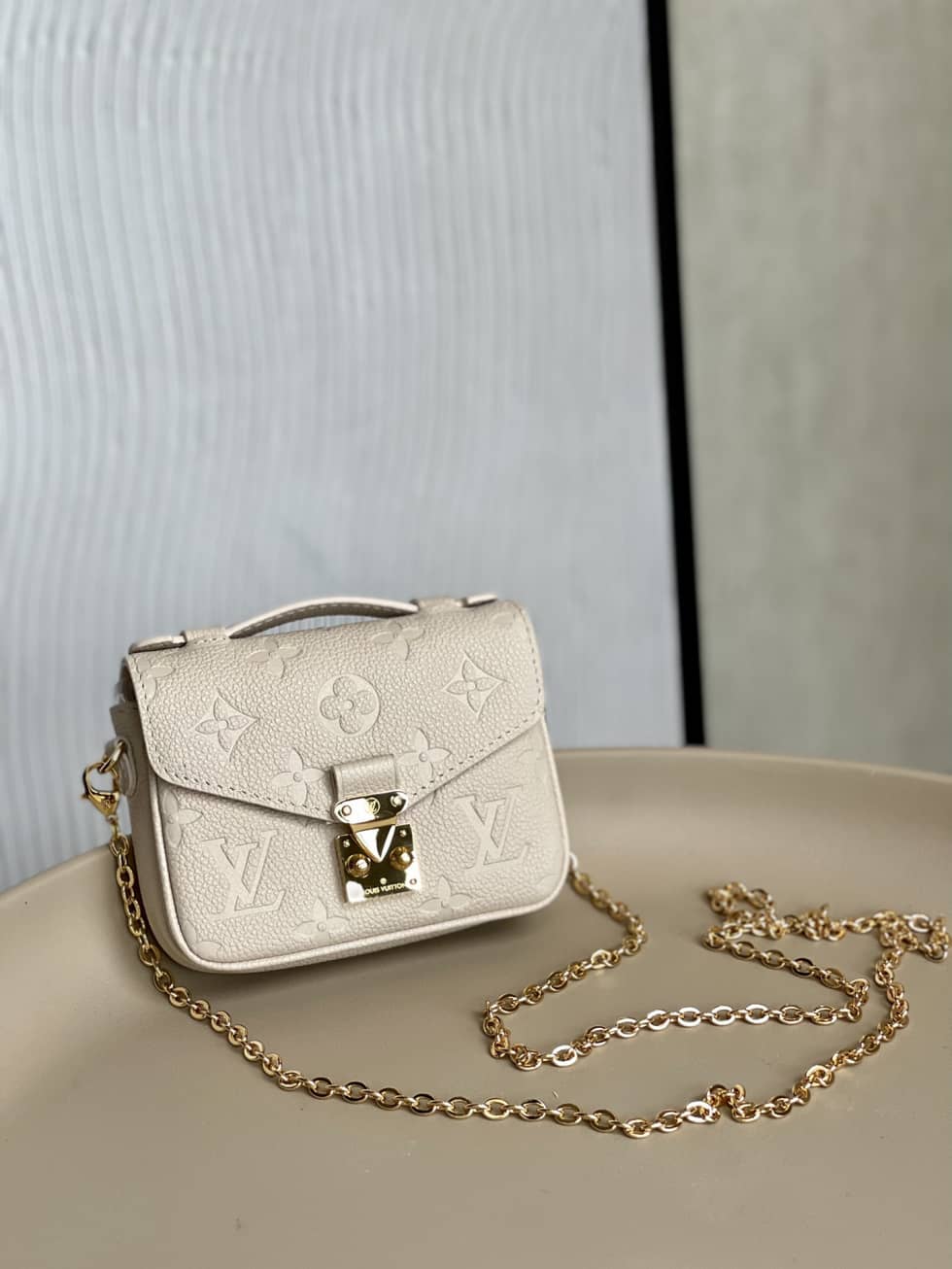 L0vis Vvtt0n Micro Métis Chain Mini Pouch M81390 Replica Shoulder Bag