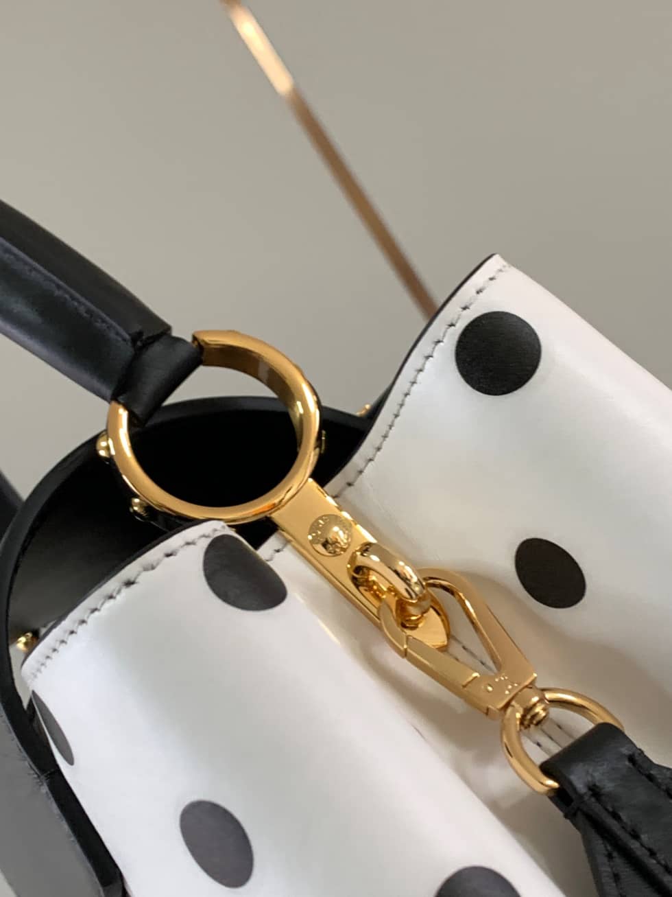 L0vis Vvtt0n Capucines MM Bag M20374 Replica Shoulder Bag