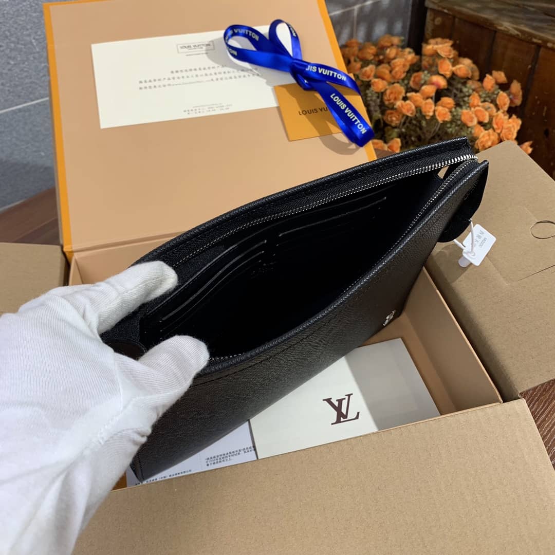 L0vis Vvtt0n Pochette Voyage Taiga Leather Replica Bag M30450