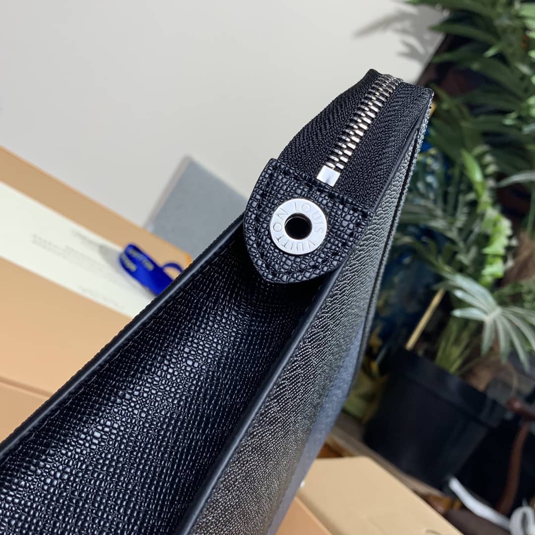 L0vis Vvtt0n Pochette Voyage MM Taiga Leather Replica Blue Red Black M30718