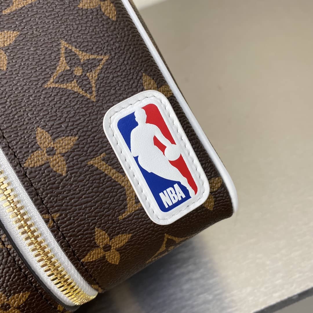 L0vis Vvtt0n NBA Monogram Cloakroom Dopp Kit Replica Bag M45588