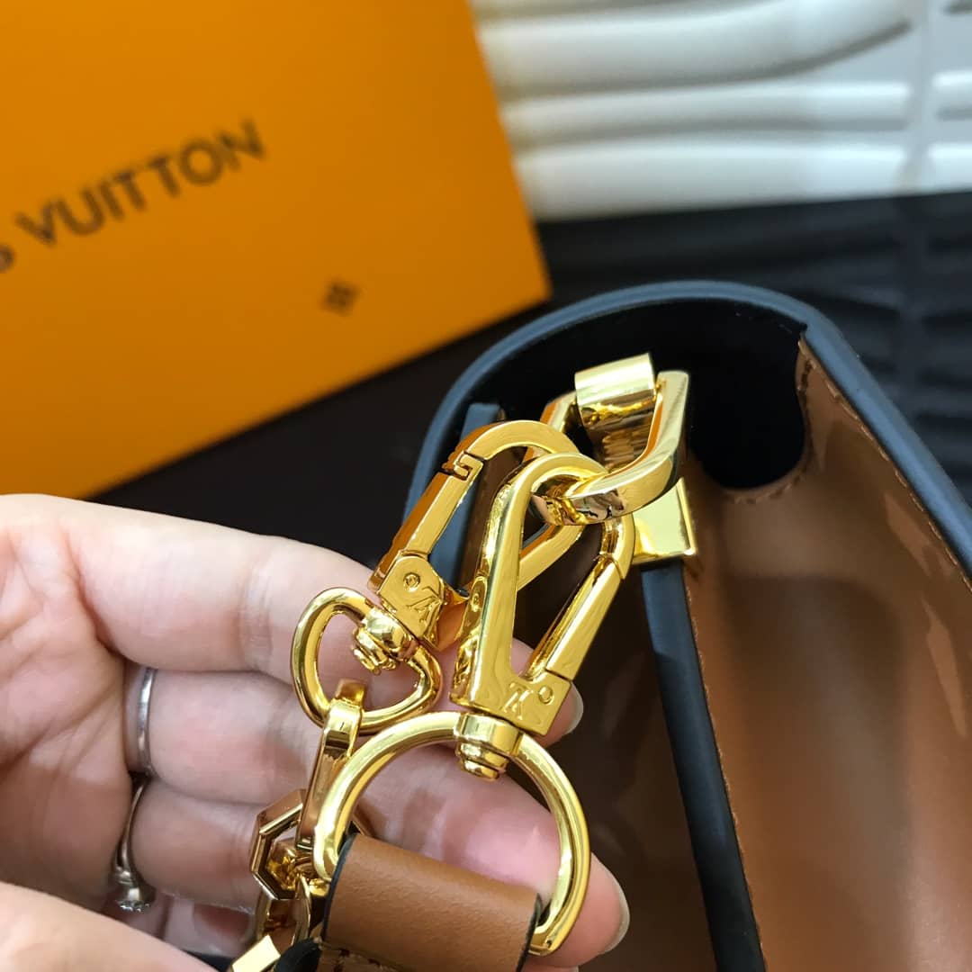 L0vis Vvtt0n Monogram MM Reverse Dauphine Shoulder Bag Replica M44391