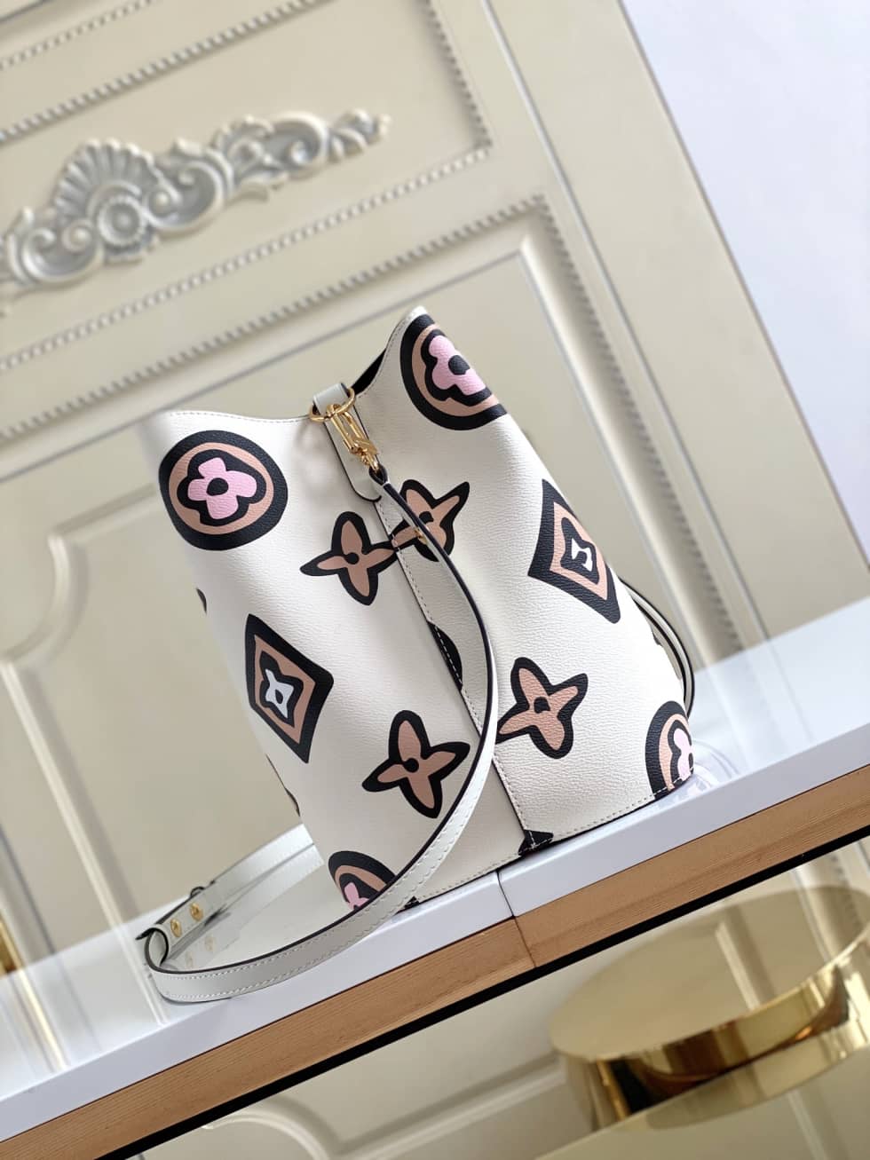 L0vis Vvtt0n NeoNoe Monogram Giant Jungle White M44679 Replica Bucket Bag