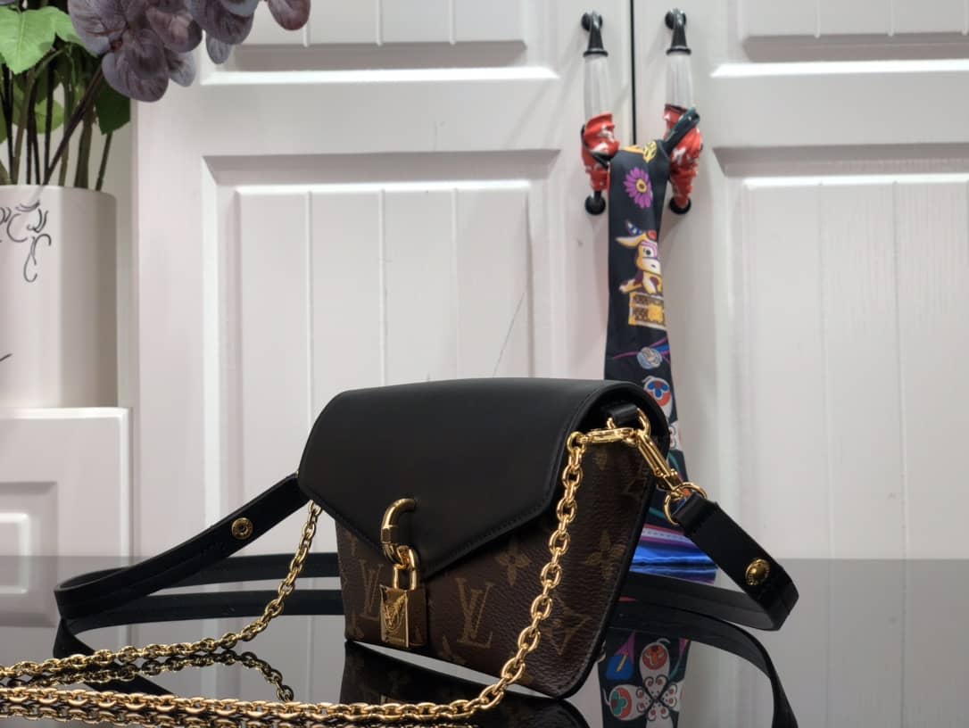 L0vis Vvtt0n Padlock On Strap Monogram Replica Shoulder Bag Black M80559