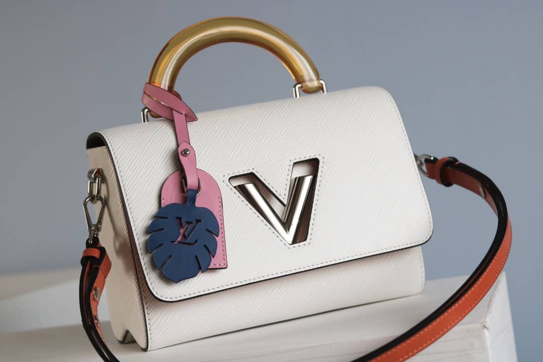 L0vis Vvtt0n Epi Twist PM Chain White M50332 Replica Crossbody Bag